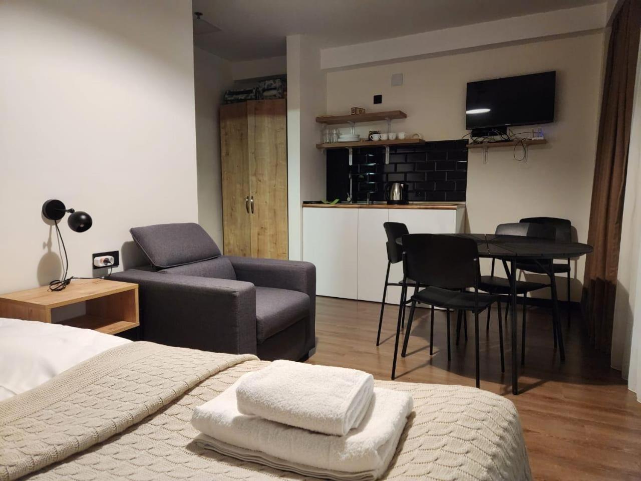 Walk To Lift-1br-studio-balcony-parking