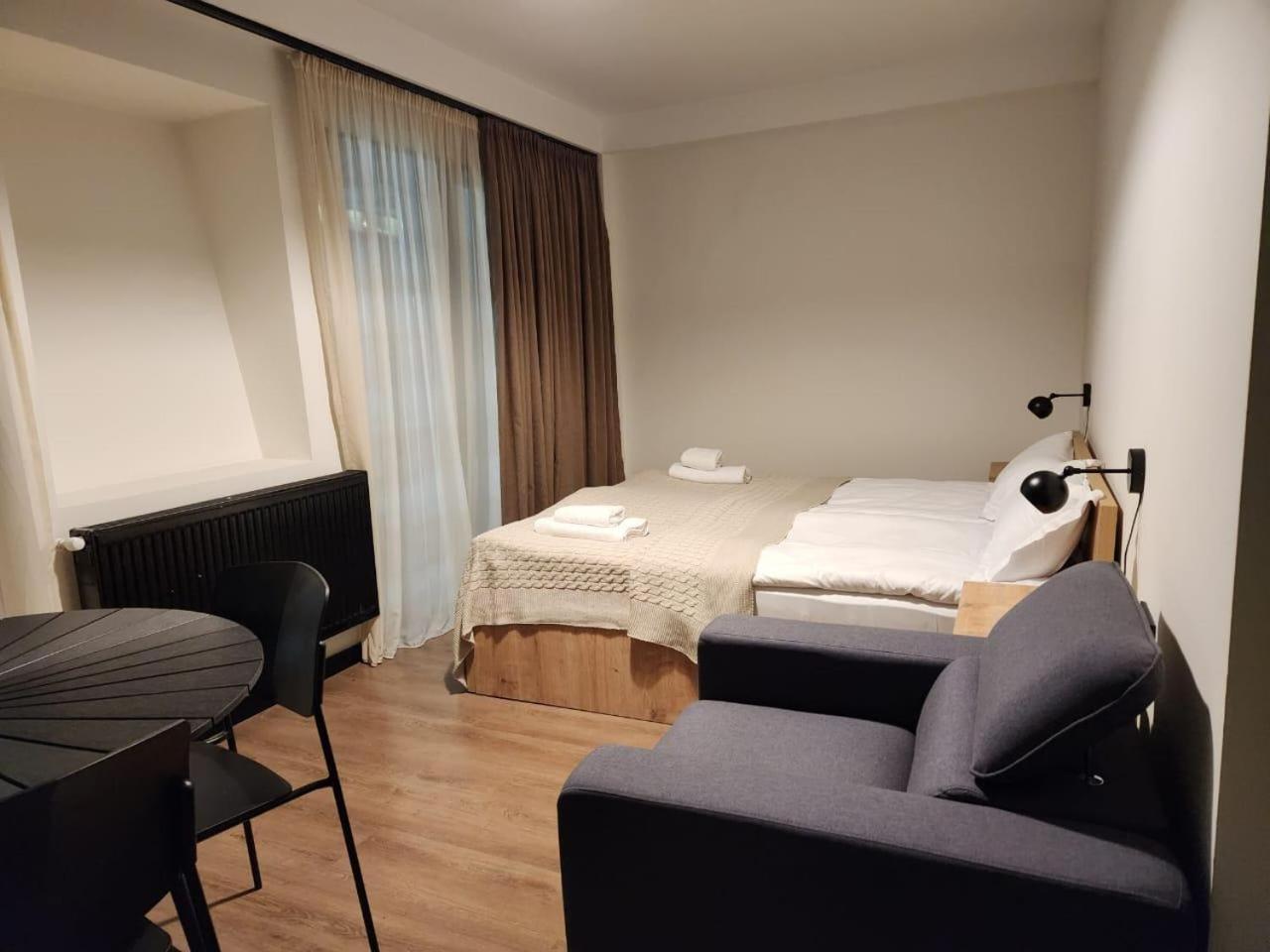 Walk To Lift-1br-studio-balcony-parking غودوري